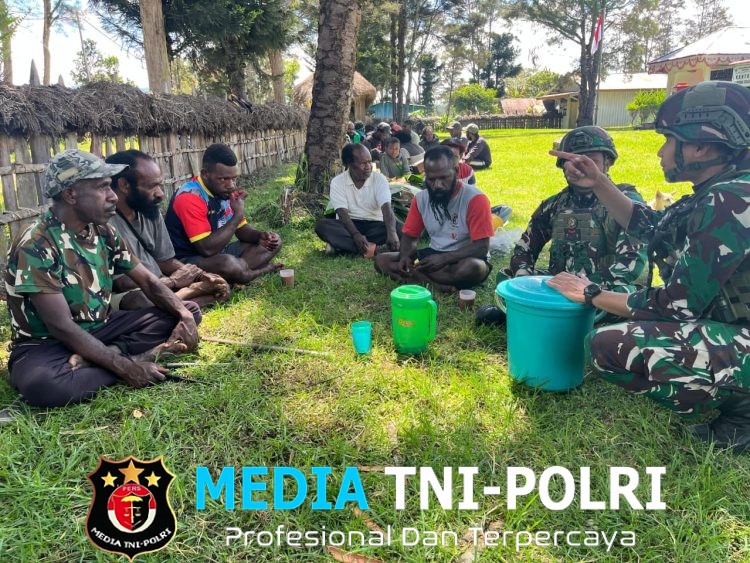 Wujud Nyata Kemanunggalan TNI-Rakyat, Satgas Yonif 521/DY Larut Dalam Tradisi Bakar Batu Bersama Warga Bolakme