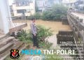 Samapta Polsek Menyuke Memantau Kondisi Debit Air Sungai Menyuke