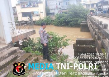 Samapta Polsek Menyuke Memantau Kondisi Debit Air Sungai Menyuke