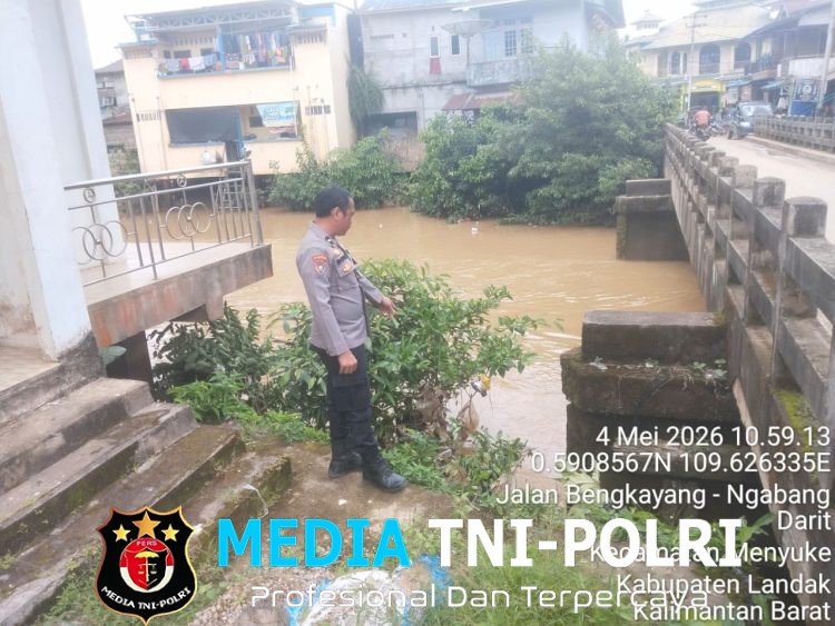 Samapta Polsek Menyuke Memantau Kondisi Debit Air Sungai Menyuke