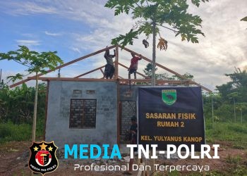 Satgas TMMD Ke-128 Kodim 1801/Manokwari Pasang Rangka Atap Rumah Warga di Kampung Tanah Rubuh