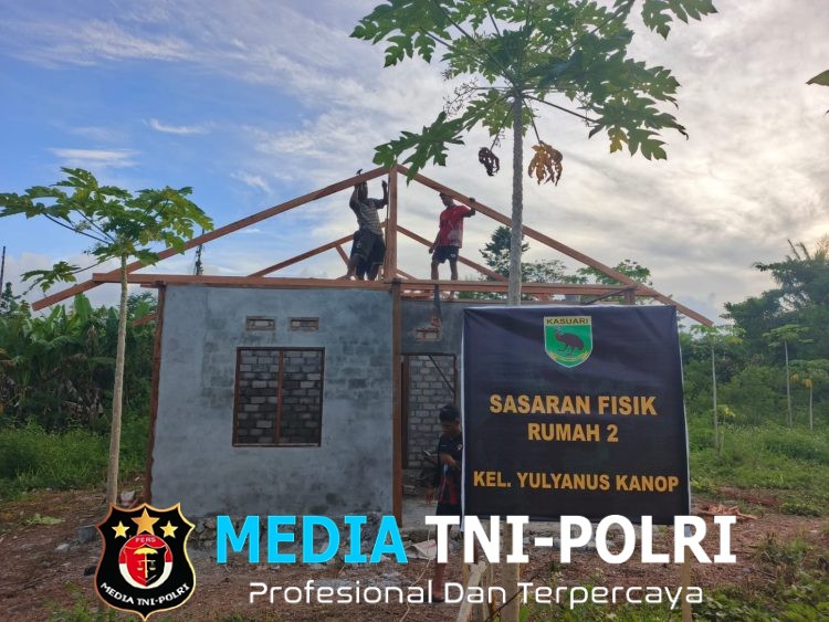 Satgas TMMD Ke-128 Kodim 1801/Manokwari Pasang Rangka Atap Rumah Warga di Kampung Tanah Rubuh