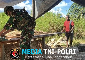 Membangun Harapan dan Kebersamaan, Satgas Yonif 521/DY Hadir Bantu Perbaikan Rumah Warga di Distrik Kobakma