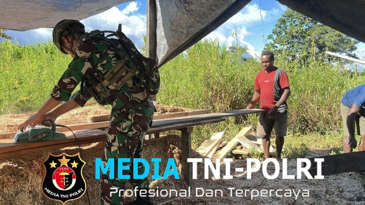 Membangun Harapan dan Kebersamaan, Satgas Yonif 521/DY Hadir Bantu Perbaikan Rumah Warga di Distrik Kobakma
