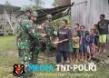 Pos Serambakon Yonif 751/VJS Bagikan Alat Tulis kepada Anak-Anak Kampung Mersibil