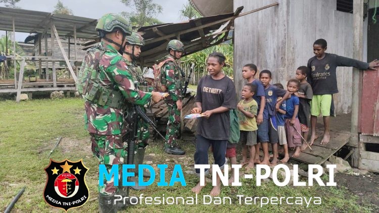 Pos Serambakon Yonif 751/VJS Bagikan Alat Tulis kepada Anak-Anak Kampung Mersibil
