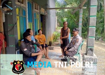 Polisi Sambangi Warga Saat Patroli Siang, Ingatkan Bahaya Penipuan Online