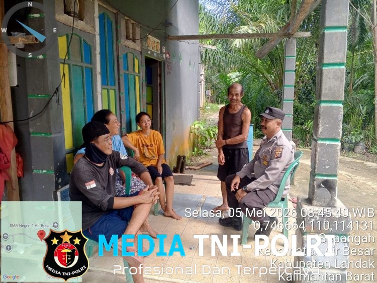 Polisi Sambangi Warga Saat Patroli Siang, Ingatkan Bahaya Penipuan Online