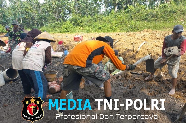 Semangat Ibu-Ibu Warnai TMMD Wonosegoro Dari Cangkul Sederhana untuk Jalan Masa Depan Desa