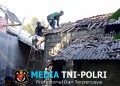 Wujudkan Hunian Layak, Babinsa Kanigoro Bahu Membahu Perbaiki Rumah Warga