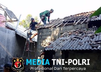 Wujudkan Hunian Layak, Babinsa Kanigoro Bahu Membahu Perbaiki Rumah Warga