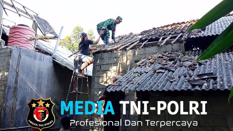 Wujudkan Hunian Layak, Babinsa Kanigoro Bahu Membahu Perbaiki Rumah Warga