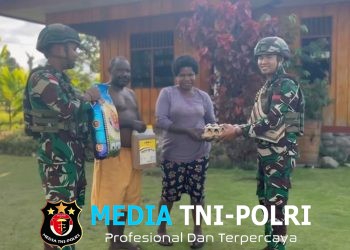 Binter Bakti Sosial, Satgas Yonif 521/DY Peduli Berbagi Sembako untuk Sesama di Distrik Elilem