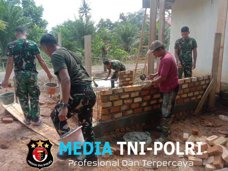 TMMD Ke-128: Personel Kodim 0402/OKI Terus Kebut Pembangunan MCK di Desa Pematang Sukatani