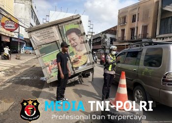 Mobil Box Patah As di Jalan Ahmad Yani Pringsewu, Arus Lalu Lintas Sempat Tersendat