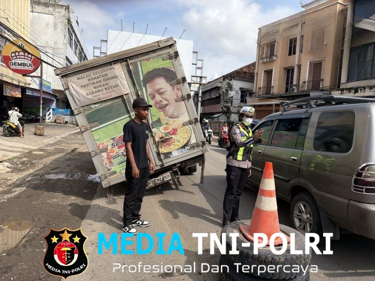 Mobil Box Patah As di Jalan Ahmad Yani Pringsewu, Arus Lalu Lintas Sempat Tersendat