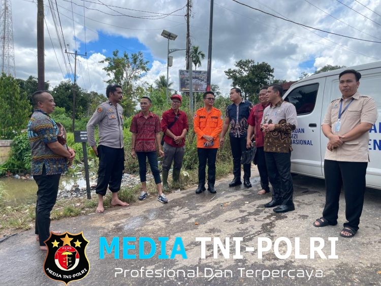 Banjir Melanda Dusun Jelimpo, Bhabinkamtibmas Dampingi Wakil Bupati Cek Lokasi