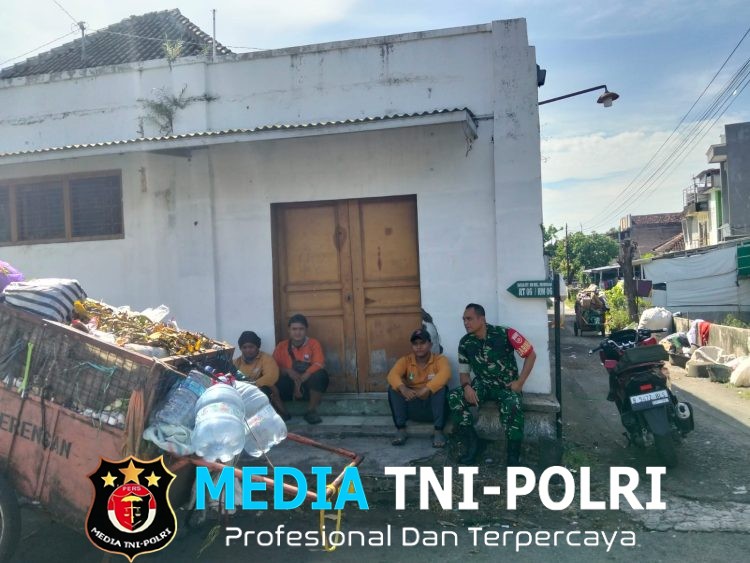 Babinsa Serengan Ajak Warga Jaga Kebersihan Demi Masa Depan yang Lebih Baik