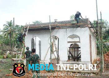 Menembus Hujan demi Ibadah: Satgas TMMD 128 Kodim 0402/OKI Percepat Rehab Musholla Al-Hidayah