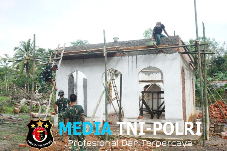 Menembus Hujan demi Ibadah: Satgas TMMD 128 Kodim 0402/OKI Percepat Rehab Musholla Al-Hidayah