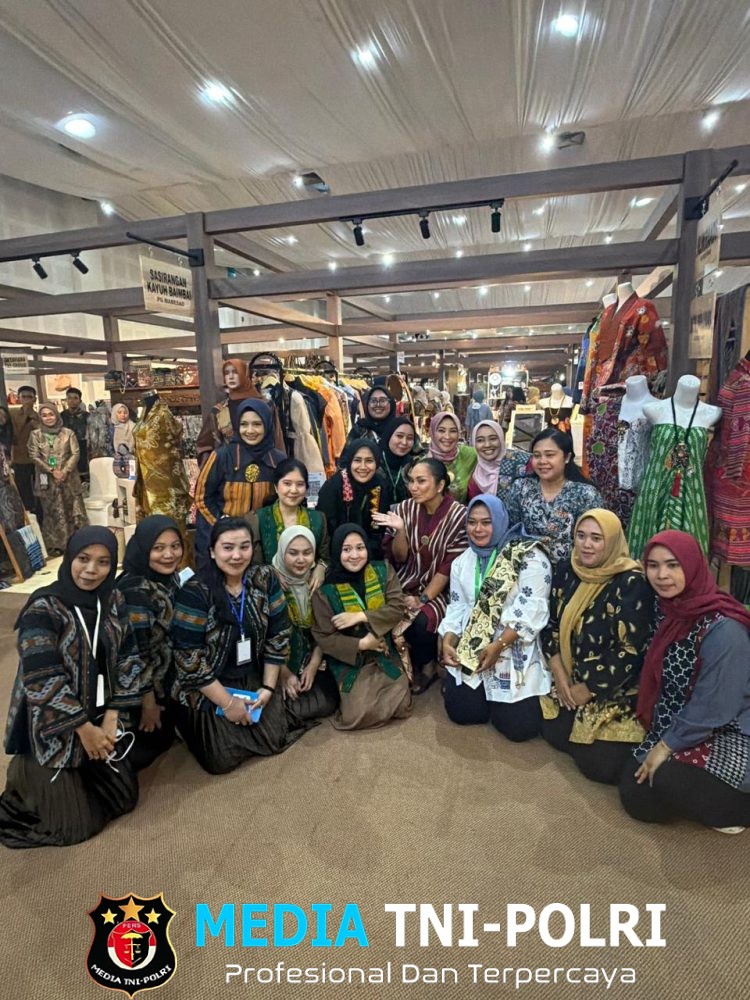 Almira ADS dalam PERSIT BISA: Harmoni Tenun dan Sentuhan Modern yang Memikat Perhatian Pengunjung di Booth 18