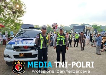 Polisi Kawal Keberangkatan 439 Jemaah Haji Pringsewu ke Asrama Haji Lampung