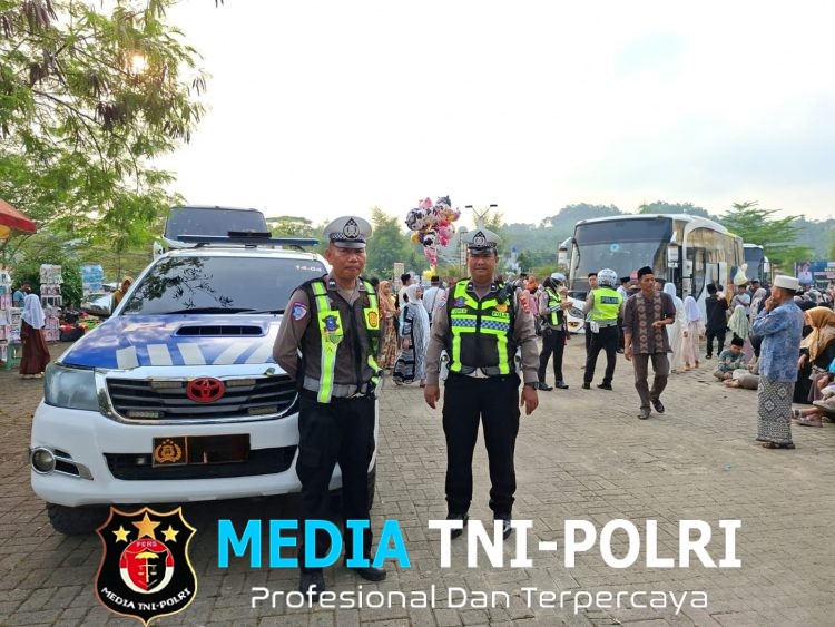 Polisi Kawal Keberangkatan 439 Jemaah Haji Pringsewu ke Asrama Haji Lampung