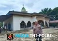 Personel Polsek Kuala Behe Laksanakan Pengamanan di Masjid Nurul Iman Ciptakan Rasa Aman Warga Sholat Jumat