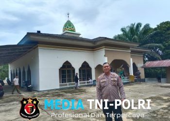 Personel Polsek Kuala Behe Laksanakan Pengamanan di Masjid Nurul Iman Ciptakan Rasa Aman Warga Sholat Jumat