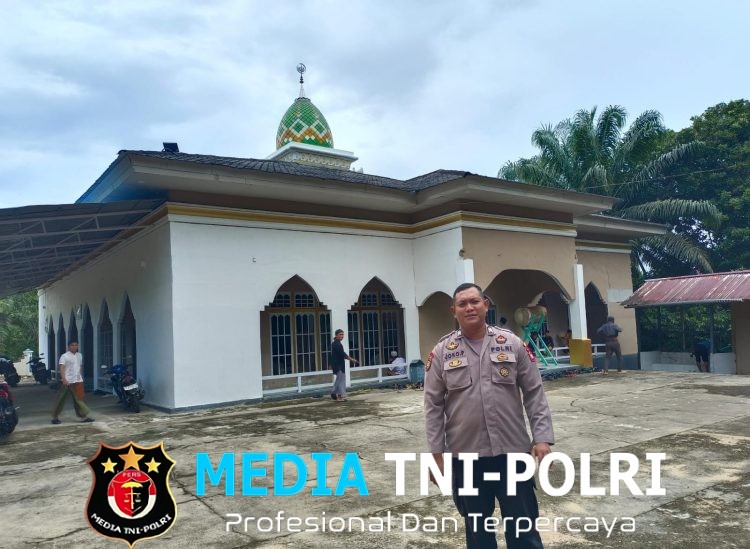 Personel Polsek Kuala Behe Laksanakan Pengamanan di Masjid Nurul Iman Ciptakan Rasa Aman Warga Sholat Jumat