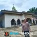 Personel Polsek Kuala Behe Laksanakan Pengamanan di Masjid Nurul Iman Ciptakan Rasa Aman Warga Sholat Jumat