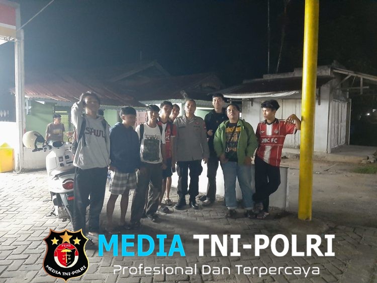 Begini Cara Polisi Dekat dengan Warganya Saat Patroli Malam, Bertemu dan Berdialog Hangat di Tepi Jalan