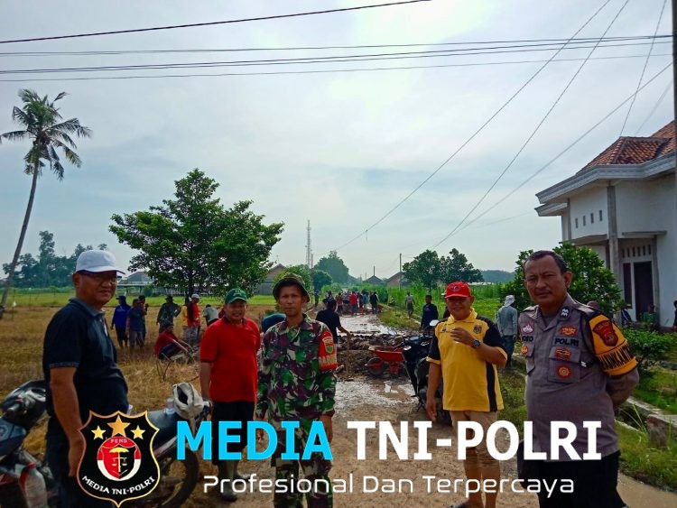 Respons Cepat Kapolsek Seputih Banyak, Keluhan Jalan Rusak Langsung Ditindaklanjuti Lewat Gotong Royong Warga
