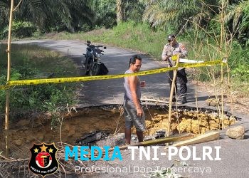 Polisi Bergerak Cepat Cek Jalan Longsor di Angan Tembawang, Warga Diminta Waspada
