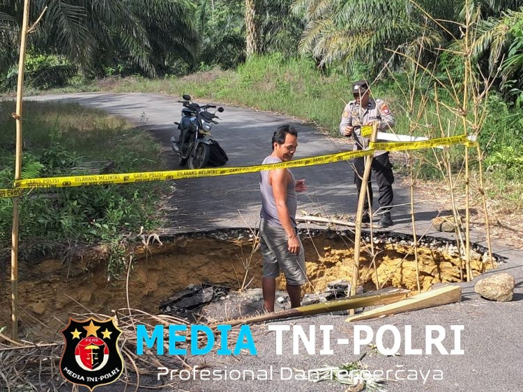 Polisi Bergerak Cepat Cek Jalan Longsor di Angan Tembawang, Warga Diminta Waspada
