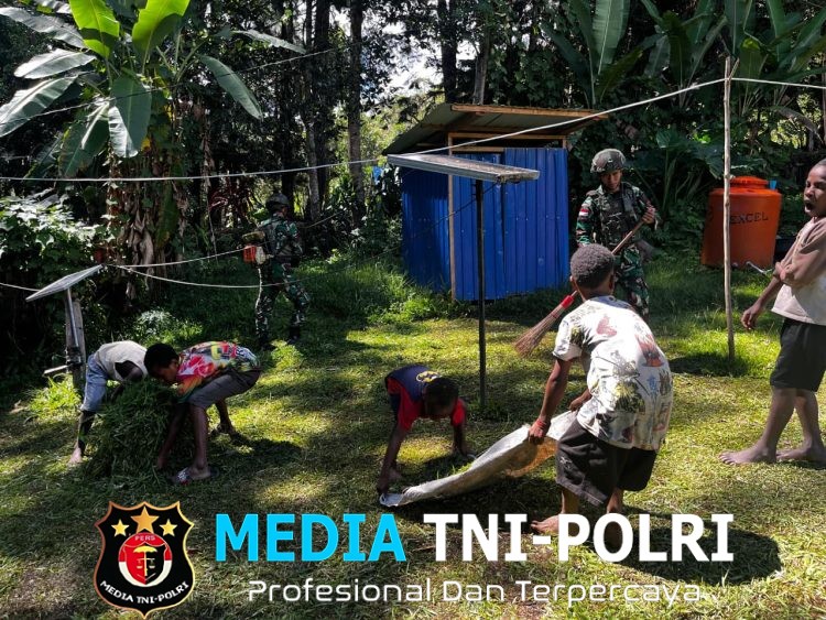Kampung Bersih Papuaku Indah, Satgas Yonif 521/DY Karya Bakti Membersihkan Rumah Tokoh Masyarakat di Distrik Kelila