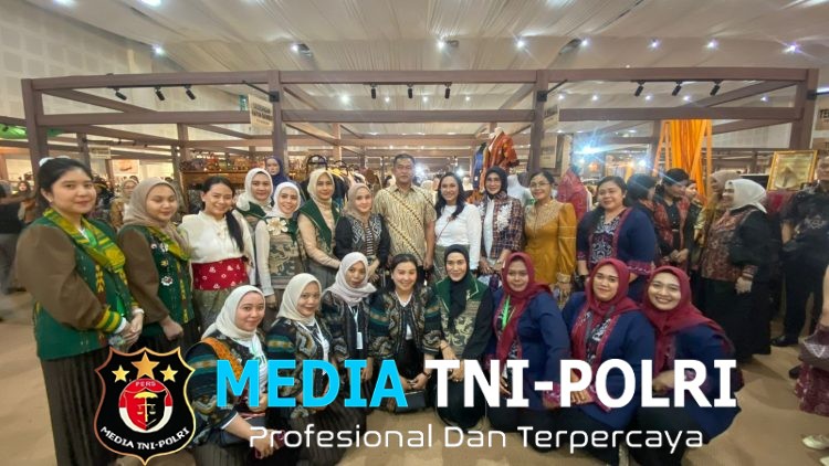 Koleksi Almira ADS Bersinar di Catwalk Persit Bisa II Jadi Magnet Antrian Penjulan Fashion Wastra