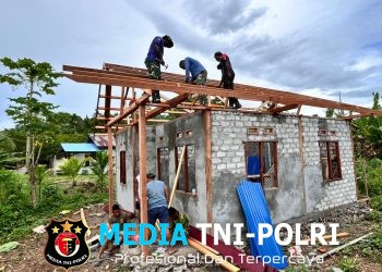 Maikel May Sumringah, Rumah RTLH Mulai Dipasang Atap Seng oleh Satgas TMMD Ke-128 Kodim 1801/Manokwari
