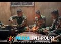 Satgas Yonif 123/Rjw Mengadakan Kegiatan Sosial Melalui Program Pembagian Tempe Kepada Warga di Kampung Tomor
