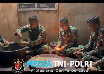 Satgas Yonif 123/Rjw Mengadakan Kegiatan Sosial Melalui Program Pembagian Tempe Kepada Warga di Kampung Tomor