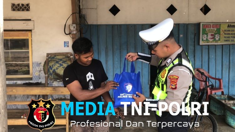 Sat Lantas Polres Mesuji Laksanakan Tasi Berkah Presisi, Bagikan 10 Karung Beras untuk Warga Kurang Mampu