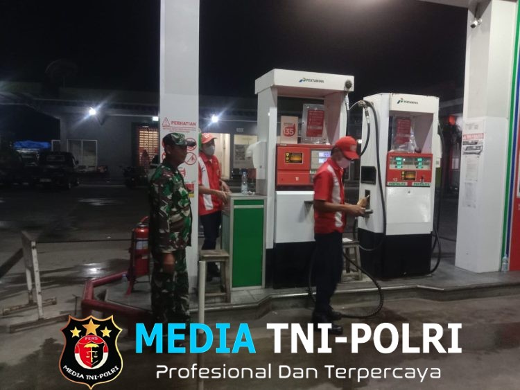 Babinsa Koramil 14 Jatisrono Bersama Linmas Sisir Obyek Vital Demi Jaga Keamanan Warga