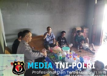 Di Bawah Terik Matahari, Polisi Tetap Humanis Sambangi Warga Saat Patroli