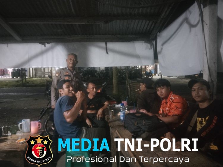 Dialog Santai Polisi dan Warga di Malam Hari, Pesan Keamanan Jadi Perhatian