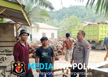 Polisi Turun ke Ram Sawit! Patroli Siang Polsek Sebangki Sapa Pekerja yang Sedang Istirahat