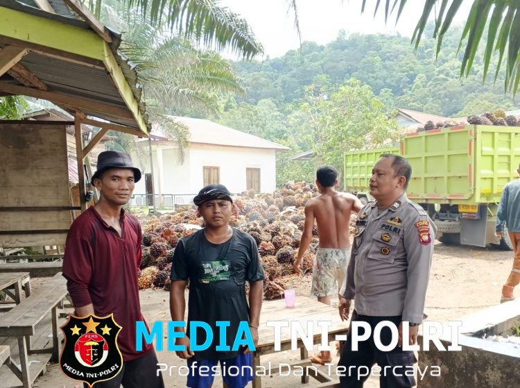 Polisi Turun ke Ram Sawit! Patroli Siang Polsek Sebangki Sapa Pekerja yang Sedang Istirahat