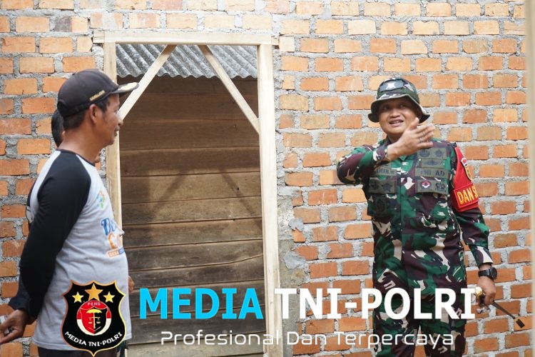 Tinjau Pembangunan RTLH dan Jalan, Letkol Inf Gunawan Wibisono Beri Motivasi Personel Satgas TMMD di Lapangan