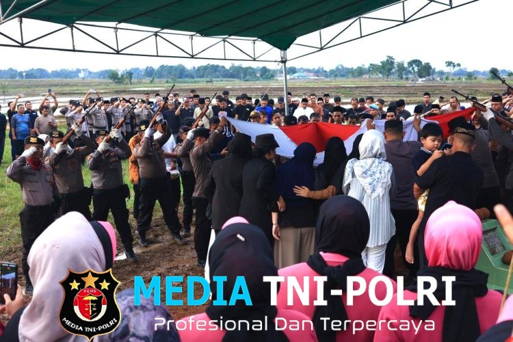 Polda Lampung Berduka Kapolda Hadiri Upacara Pemakaman Bripka Anumerta Arya Supena yang Gugur Dalam Tugas