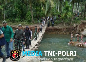 Dandim 0420/Sarko Bersama Bupati Sarolangun, Cek Jembatan yang Terputus di Batang Asai