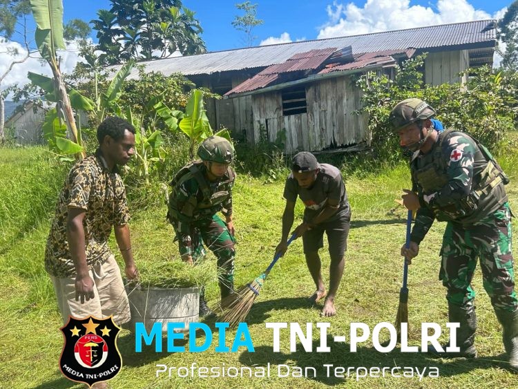 Tercipta Lingkungan Bersih dan Sehat, Satgas Yonif 521/DY Bersama Warga Gotong Royong di Kantor Distrik Apalapsili